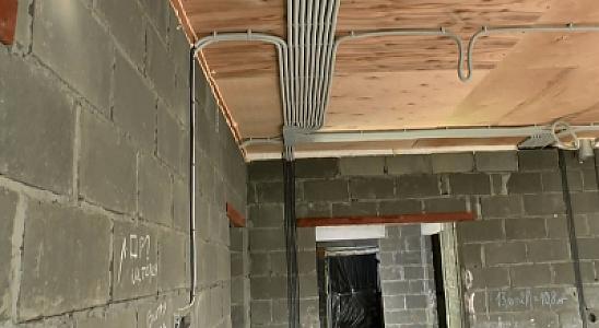 Монтаж проводки по потолку